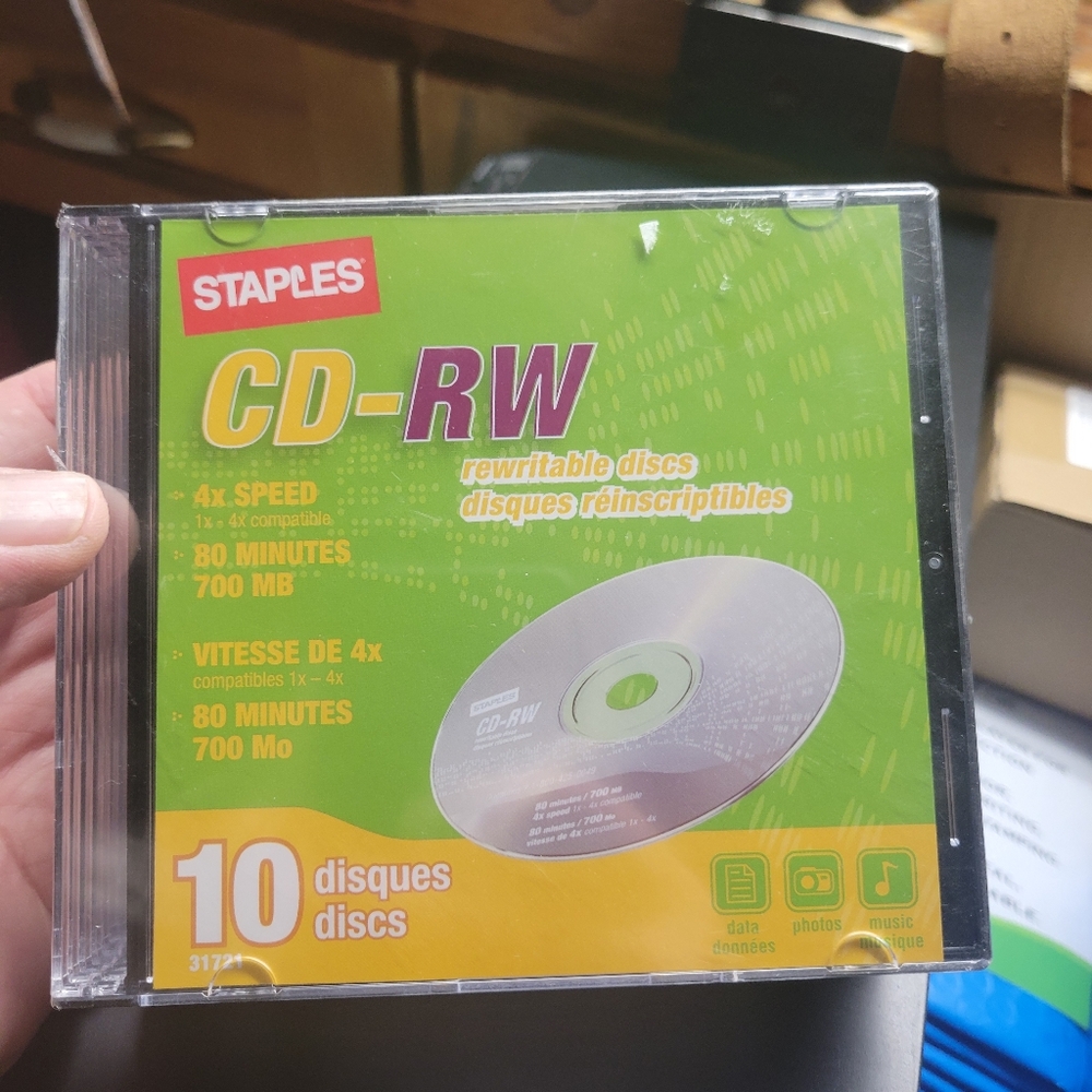 Staples CD-RW Rewritable Discs 4X Speed 80 Minutes 700 MB  Sealed Pack of 10